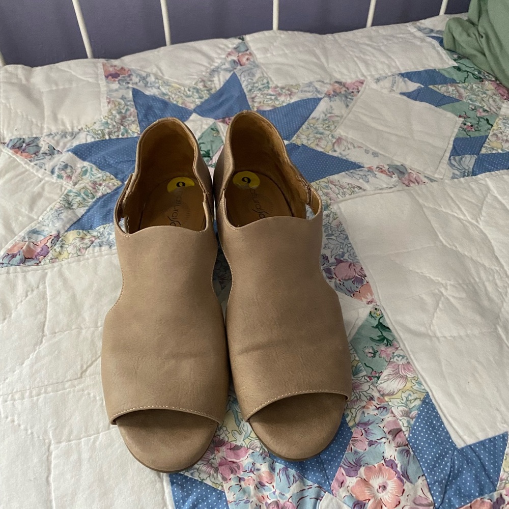 Women’s Open Toe Tan Sandals - Size 10